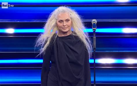 anna oxa abiti versace|Festival di Sanremo: i look più belli, da Anna Oxa a Elodie.